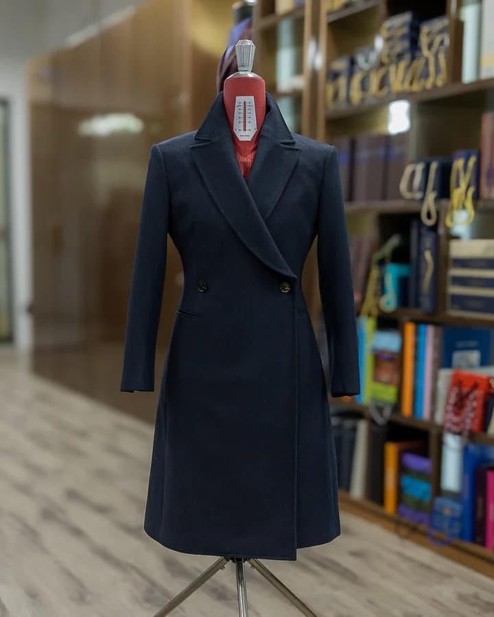 Navy women’s overcoat with wide peak lapels, made in Loro Piana Storm System cloth