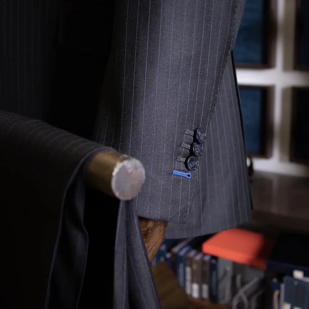 Hand-finished lapel and buttonhole detail